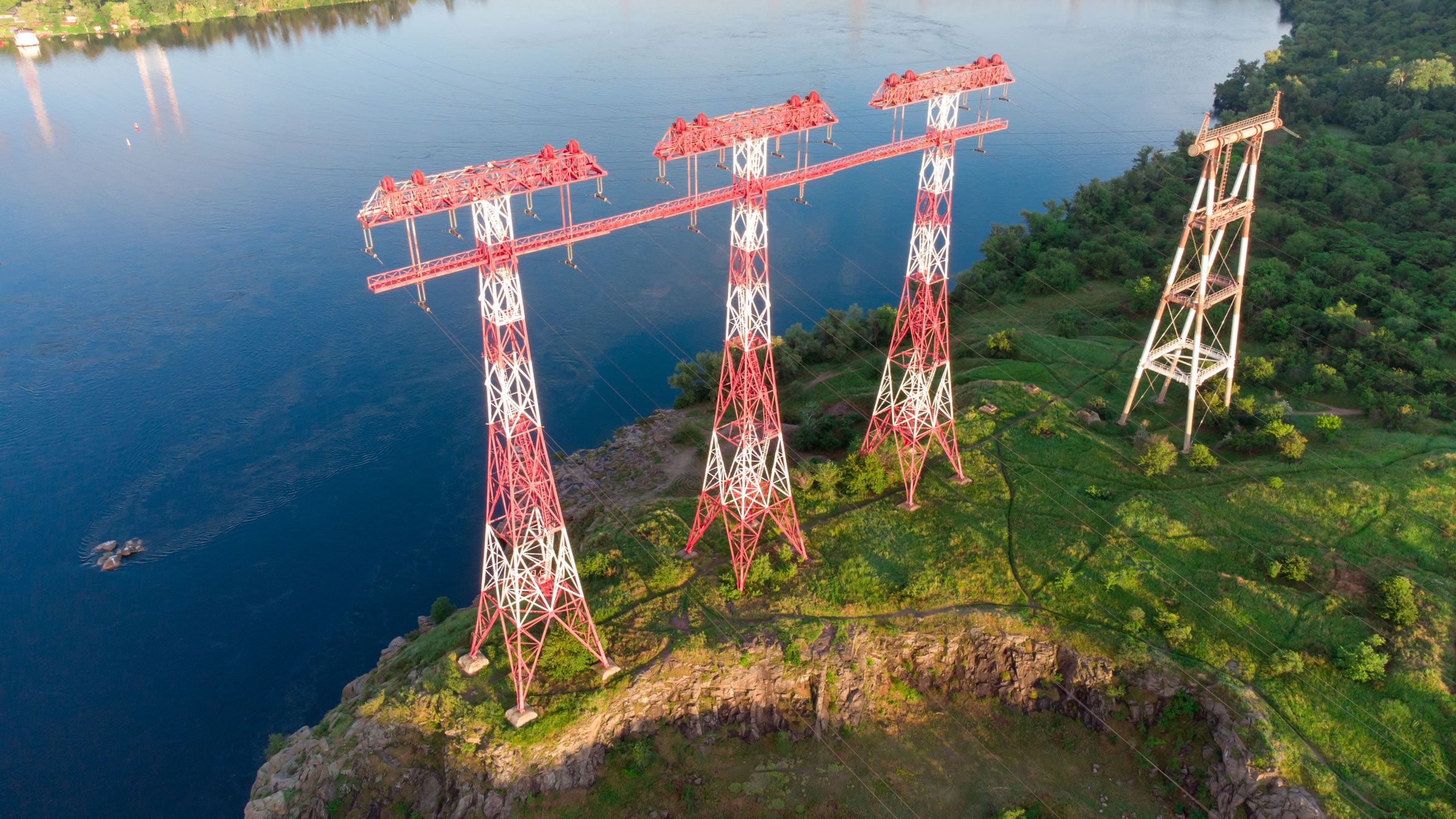 Electric high voltage power lines